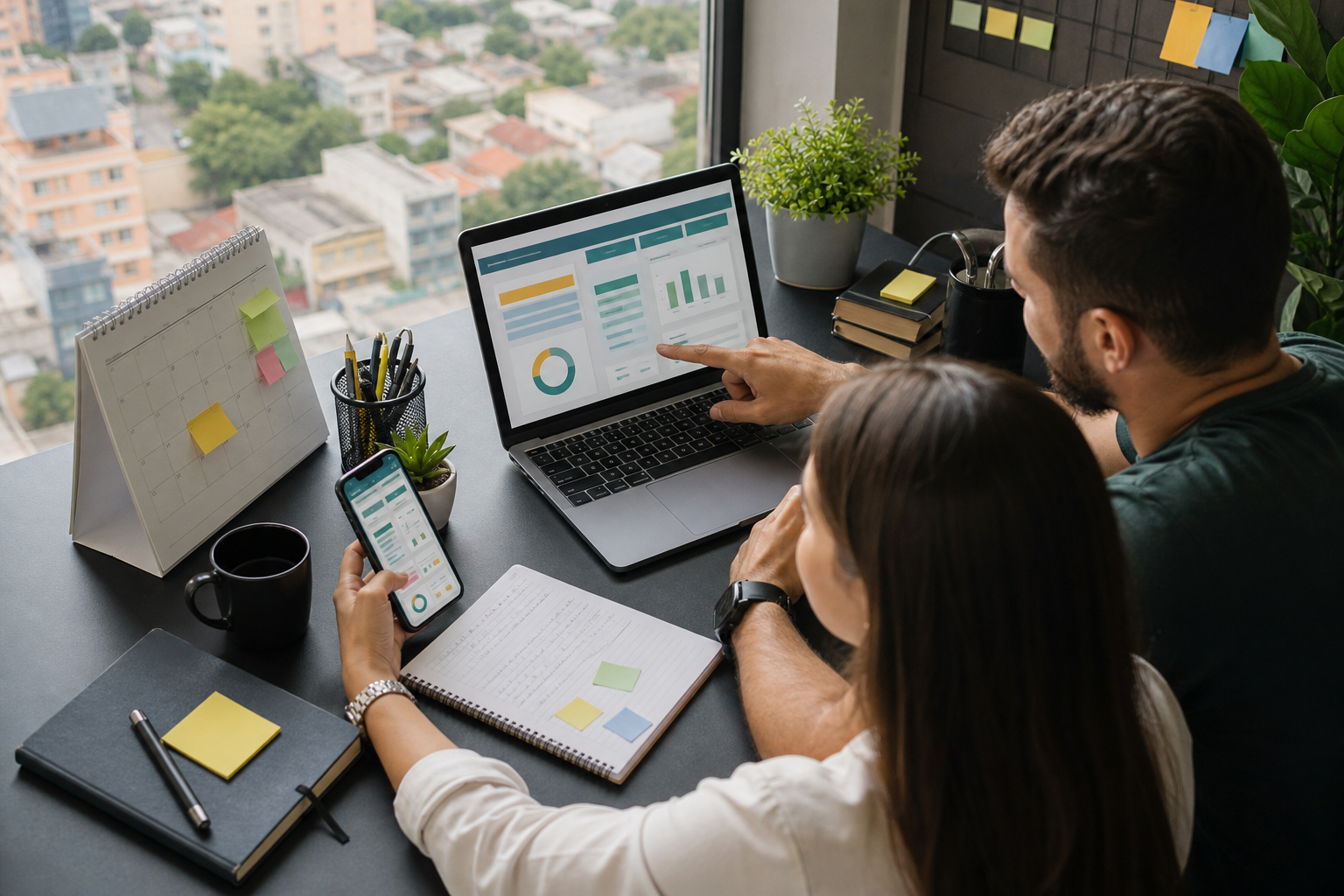 Equipe acompanhando atendimentos em dispositivos digitais